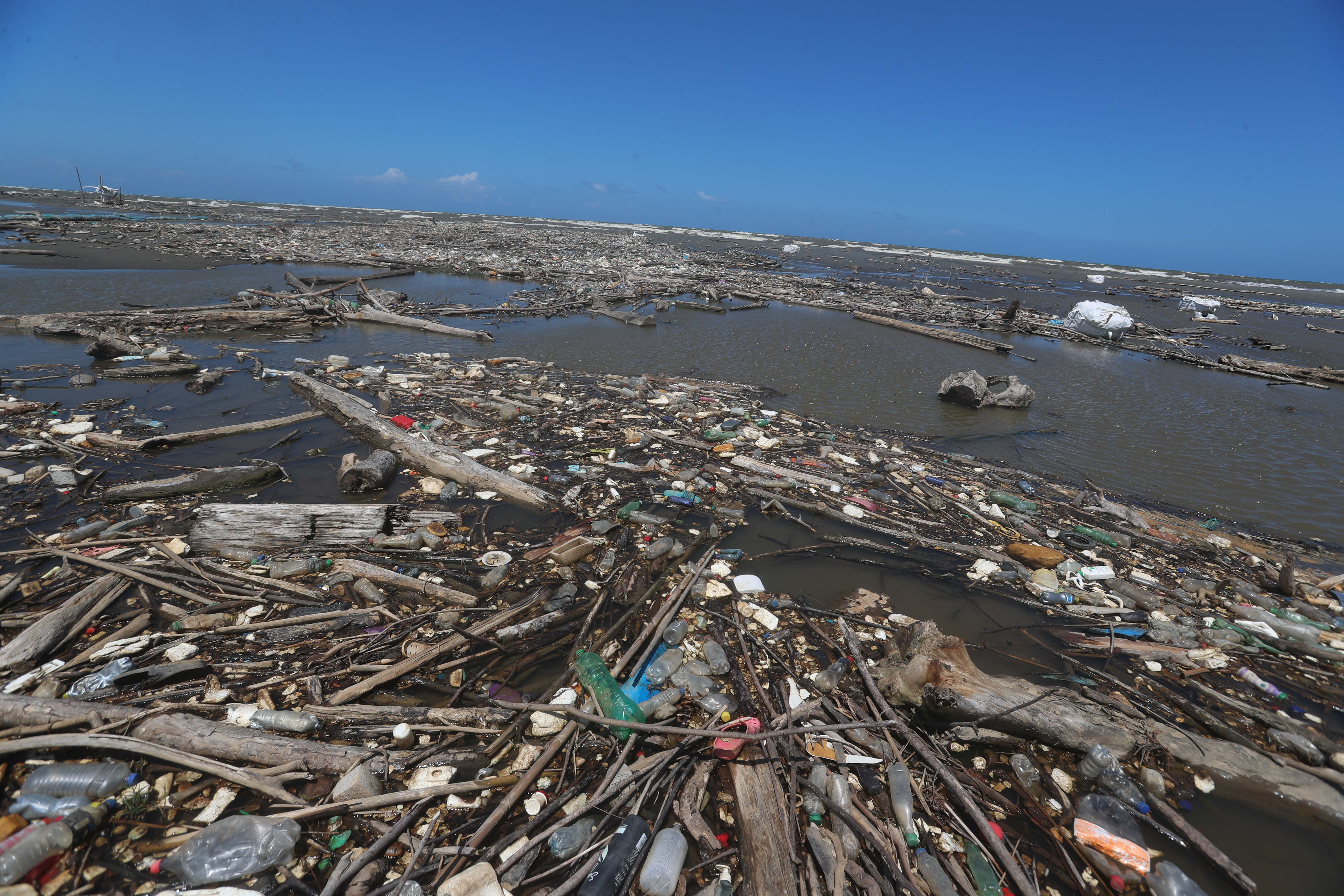 Vista de una playa guatemalteca dentro de la reserva natural Punta de Manabique, cercana a la desembocadura del río Motagua, donde abundan los desechos a pesar de que constantemente se limpian. (Foto Prensa Libre: Juan Diego González)