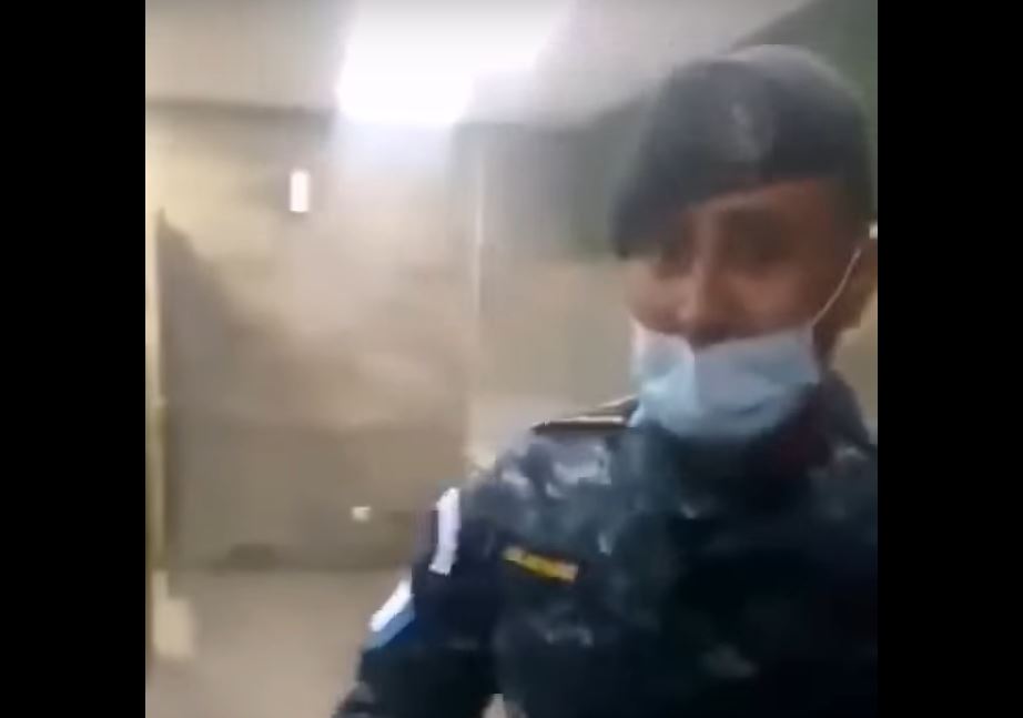 El MP dijo que ya investigan el hecho ocurrido en el Aeropuerto La Aurora donde un agente de la PNC había exigido US$300 a un turistas a cambio de no deportarlo. (Foto Prensa Libre: Captura de video/Visor GT Suroriente) 