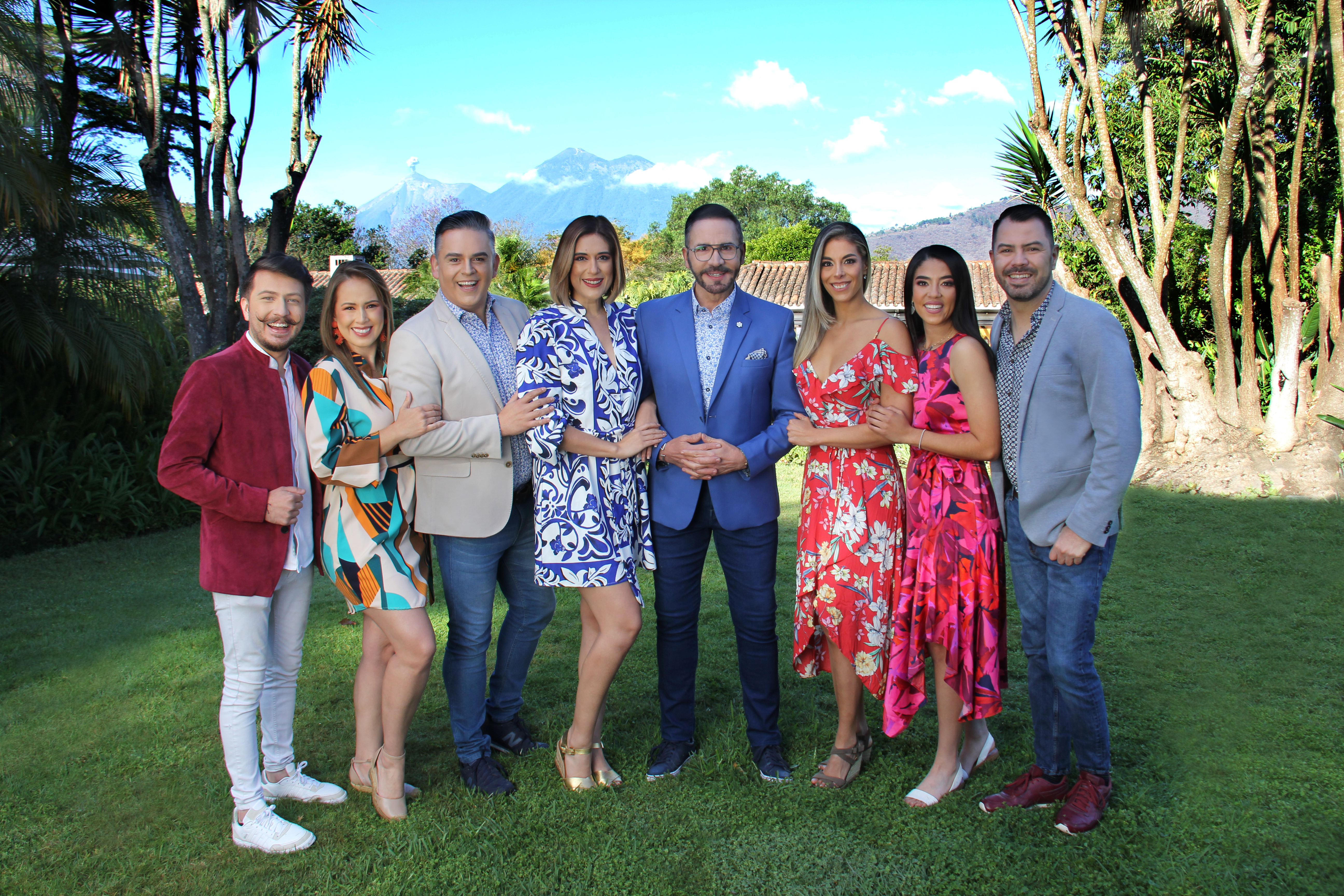 De izquierda a derecha: Tony Alonzo, Melissa Castellanos, Alejandro Vidal, Alejandra Guzmán, Ricardo García Santander, Diana Ruiz, Celeste Paredes y Jorge Laguardia. (Foto Prensa Libre: Tanya Lizárraga).