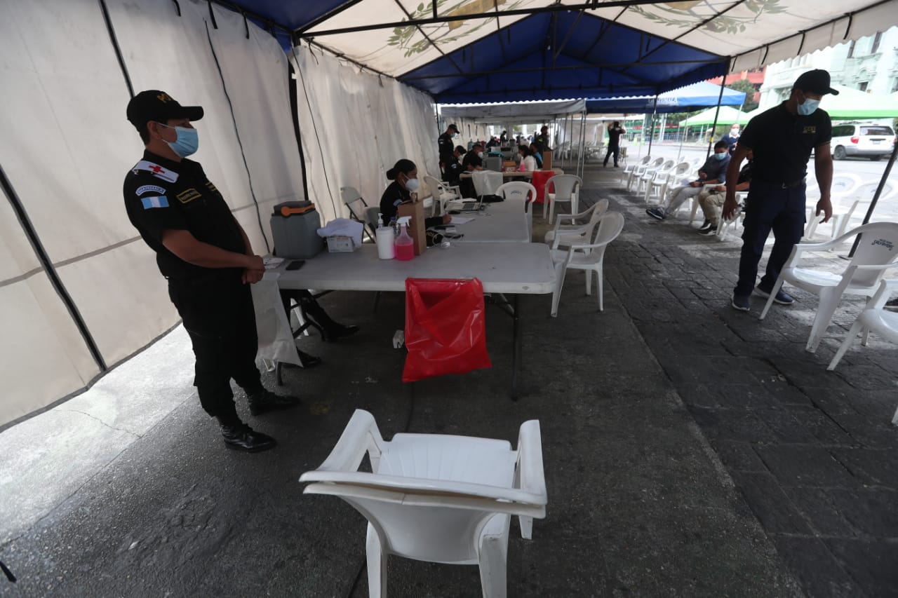 El puesto de vacunación habilitado en la Plaza de la Constitución refleja poca afluencia. (Foto: Prensa Libre Érick Ávila)