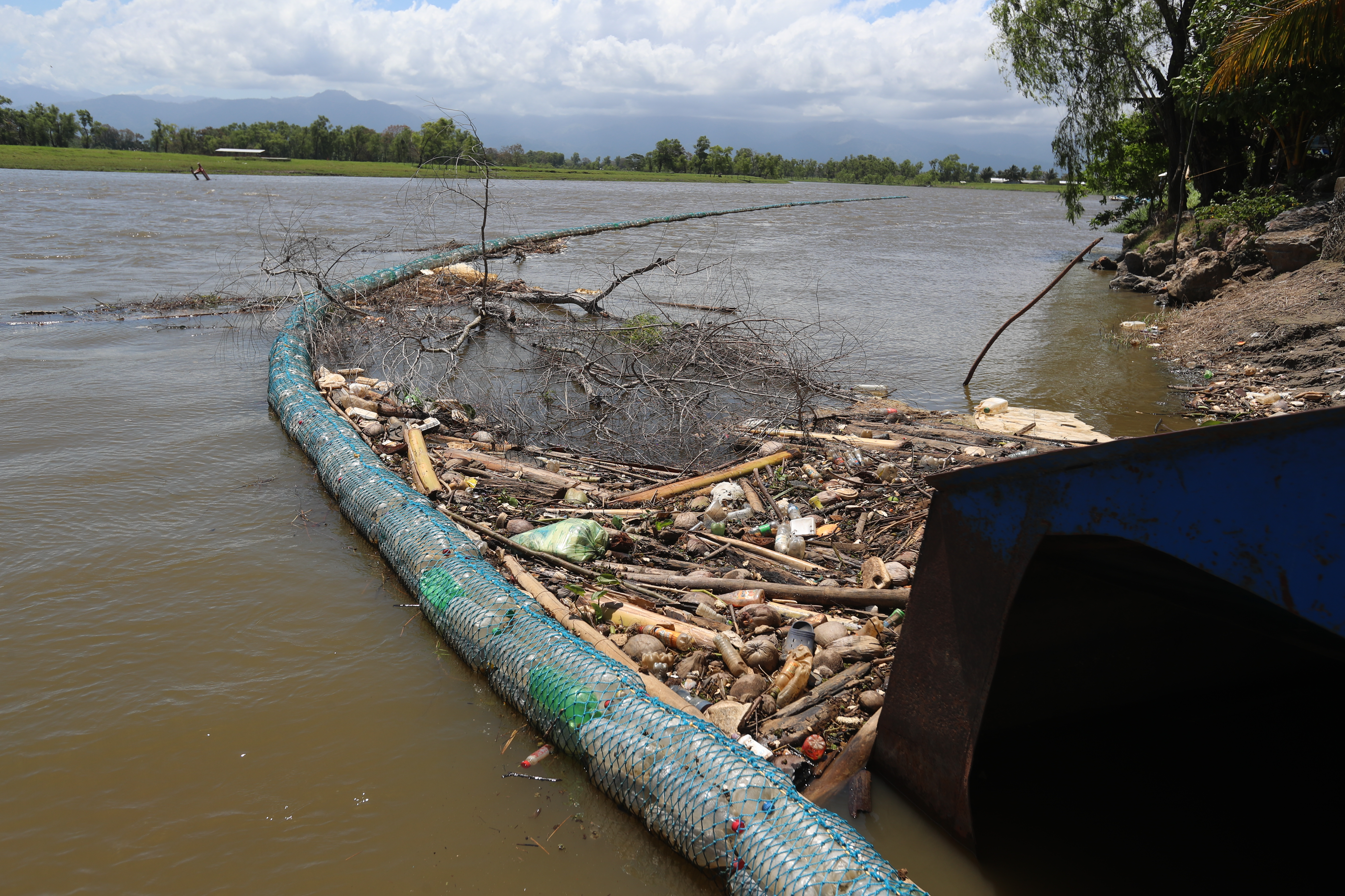 La idea del oficialismo es crear un superministerio de Ambiente y aglutinar a él otras entidades autónomas. Para expertos esto es inviable y solo fortalecerá el desorden y la corrupción. 
En la fotografía se muestra una biobarda colocada en el pasado en el rio Motagua. (Foto Prensa Libre: hemeroteca PL).