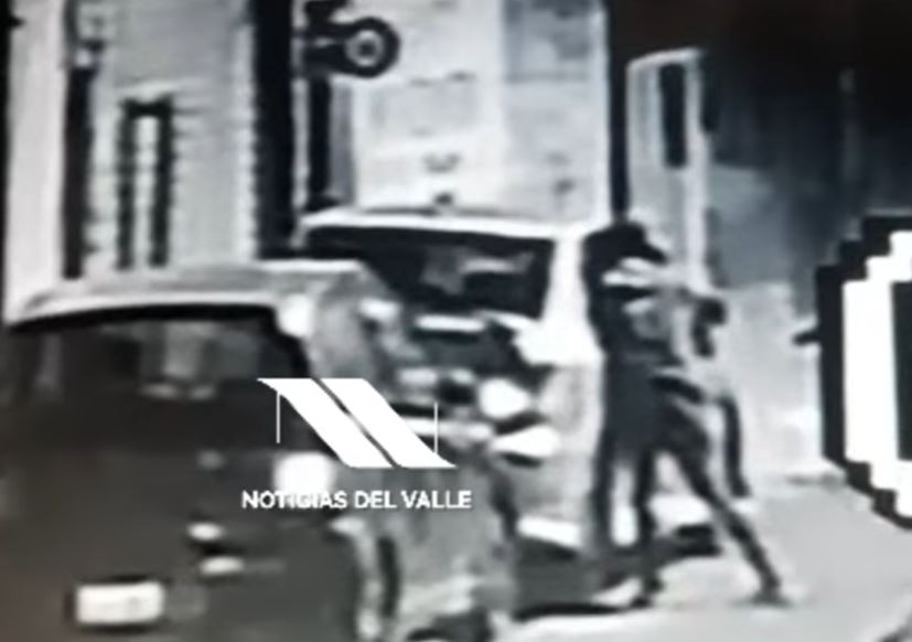 Momento en que sujetos roban en vehículos. (Foto Prensa Libre: Tomada de video de Noticias del Valle)