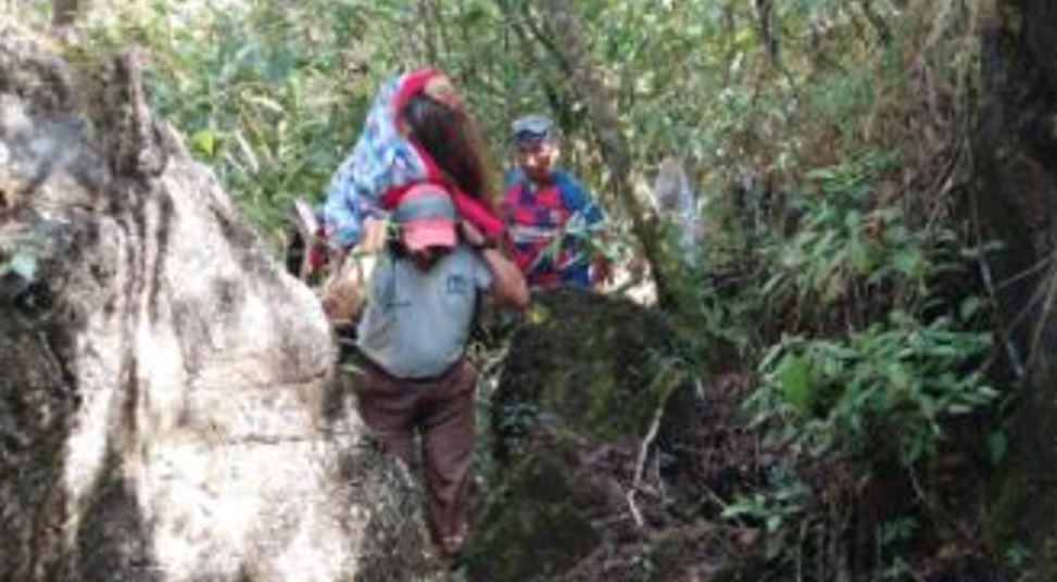 Enfermeros trasladan a embarazada en camino de terracería en San Pedro Carchá. (Foto Prensa Libre: Cortesía Ministerio de Salud)