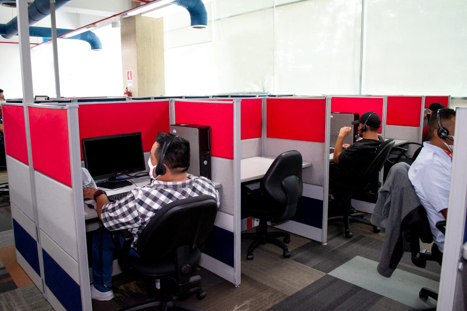 Las modalidades híbridas -presencial y "homeoffice"- y el teletrabajo permanente son algunas opciones que se han implementado en el país, por la pandemia, y que llegaron para quedarse. (Foto Prensa Libre: Cortesía Call Center Nearsol)