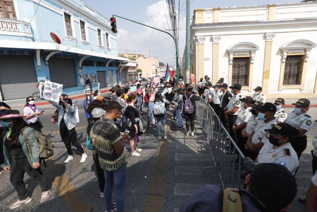 Integrantes de varias organizaciones protestan cerca del Congreso de Guatemala por la aprobación del Decreto 18-2022, Ley de Protección de la Vida y la Familia. (Foto Prensa Libre: Esbin García)