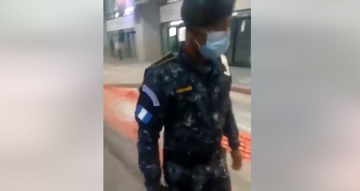 La PNC dijo que el agente había sido separado de su cargo mientras se hacen las averiguaciones respectivas. (Captura de video/Visor GT Suroriente)