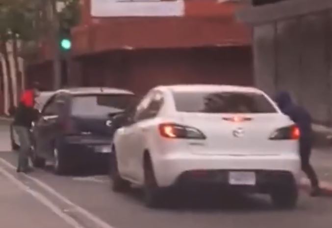 Asalto a pilotos de carros en la 5 avenida entre 14 y 13 calles de la zona 1 de la capital. (Foto Prensa Libre: @Videoteca_gt)