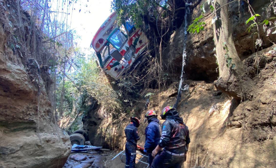 Socorristas rescatan uno de los fallecidos en accidente. (Foto: Bomberos Municipales Departamenaltes)