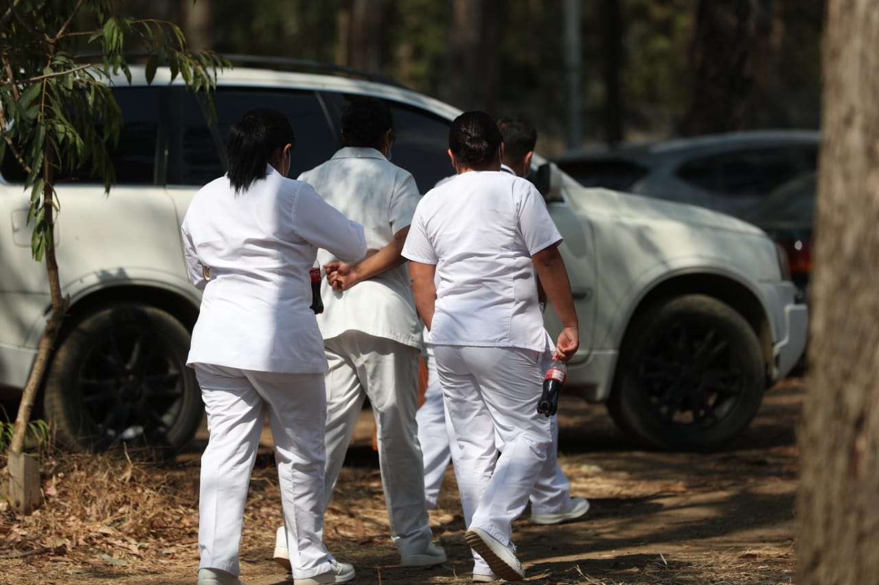 Trabajadores del Hospital Nacional de Especialidades de Amatitlán protestan contra la directora administrativa. (Foto Prensa Libre: Roberto López)
