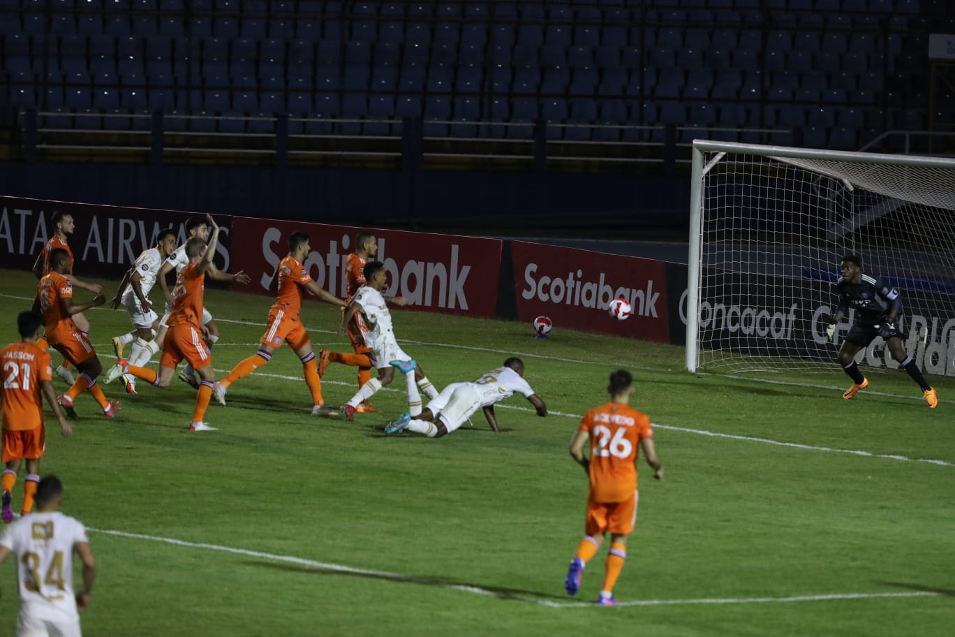 Esta fue la jugada del segundo gol de Comunicaciones ante el New York City. Cabeceó Juan Anangonó, el portero rechazó y Nicolás Samayoa empujó el balón. Foto Prensa Libre: Juan Diego González. 