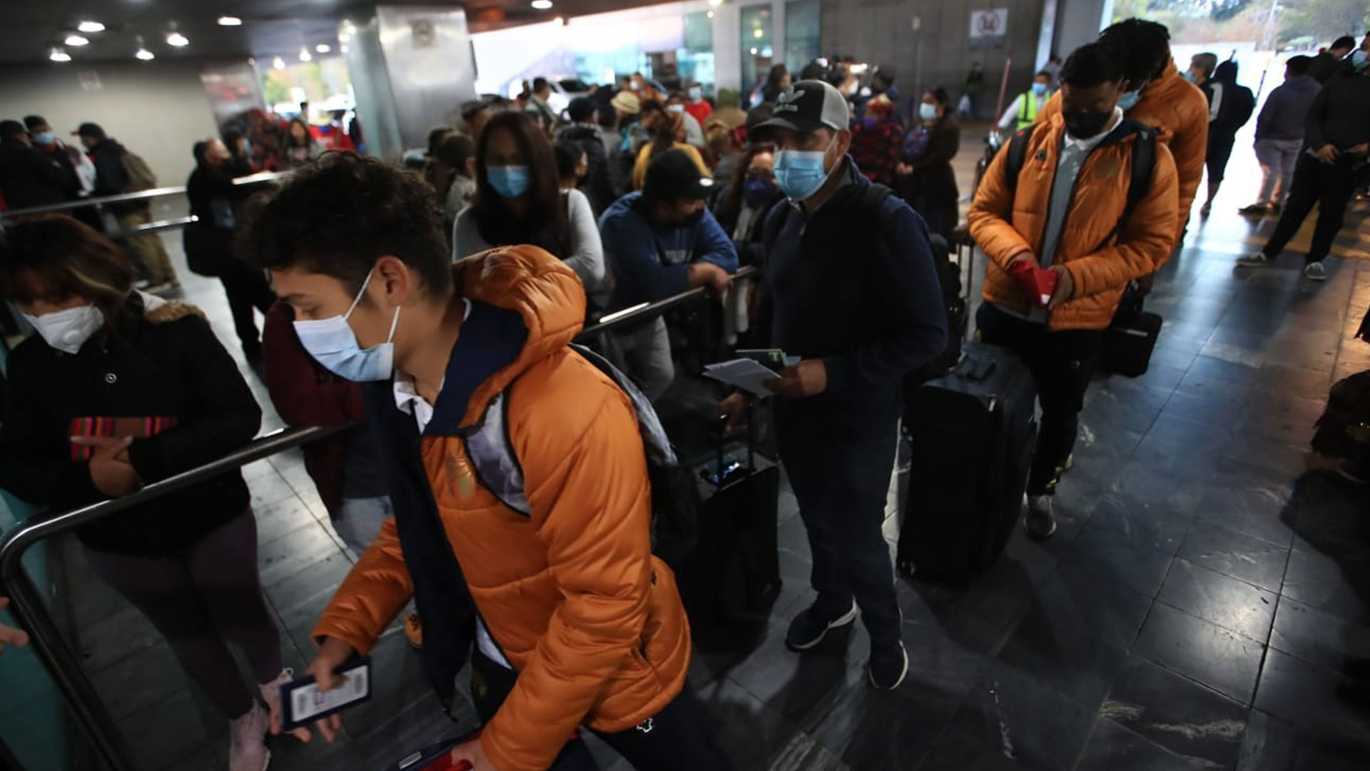 Los jugadores de Comunicaciones al momento de ingresar al Aeropuerto Internacional La Aurora. (Foto Prensa Libre: Carlos Hernández)