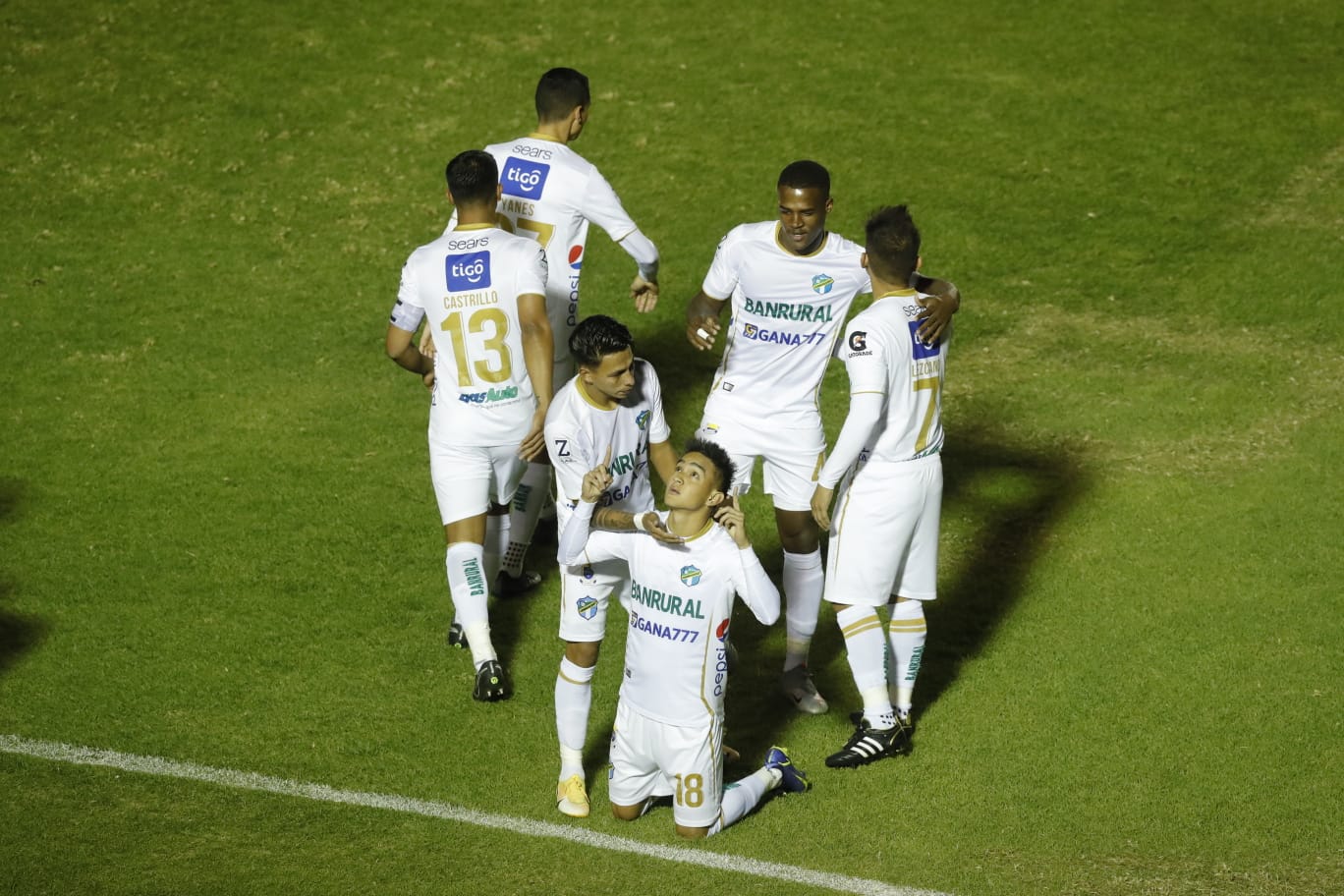 Así celebró Óscar Santis con sus compañeros, frente a Malacateco. (Foto Prensa Libre: Esbin García)