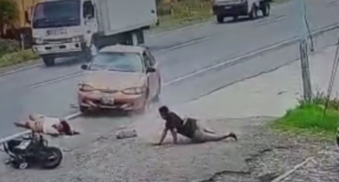 Momento en que vehículo embiste a pareja en motocicleta. (Foto: captura/Victoria Ruiz)