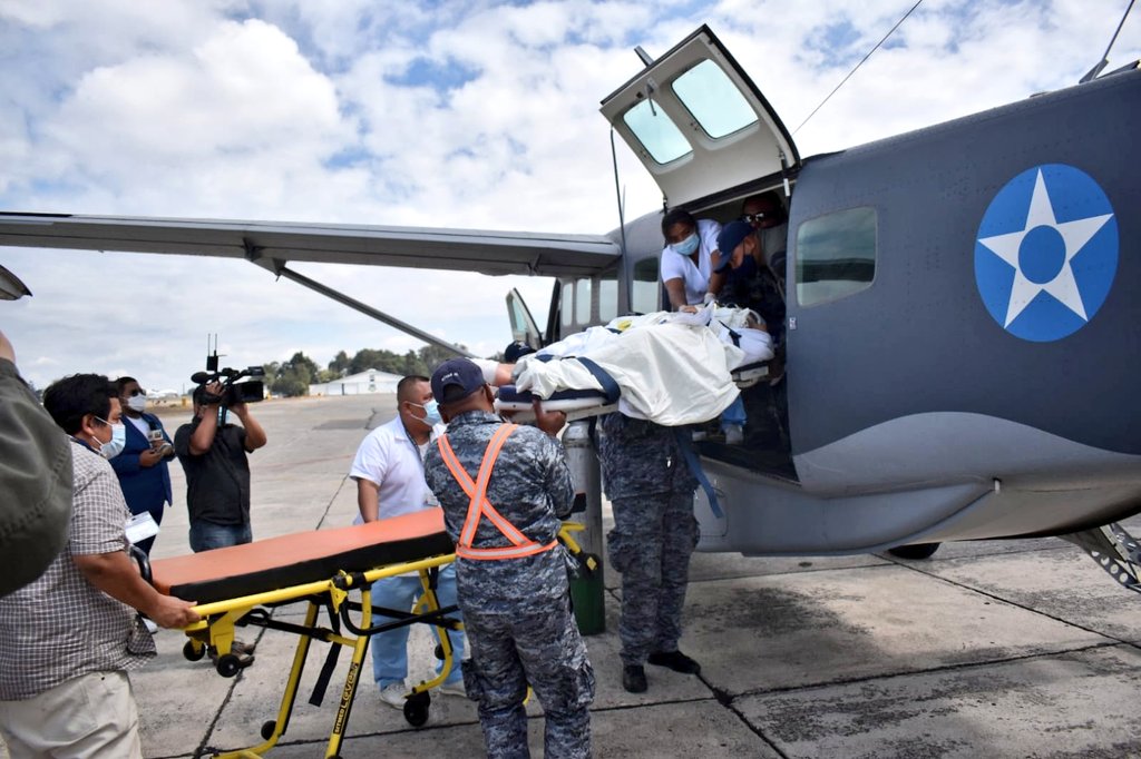 La estudiante Dayrin Daniela Rivera Bárcenas fue trasladada desde Petén al Hospital Roosevelt por el Ejército. (Foto: Ejército de Guatemala)