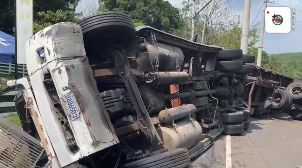 Tráiler perdió el control en el Km 106 de ruta CA-2 Occidente. (Foto: Captura de Provial)