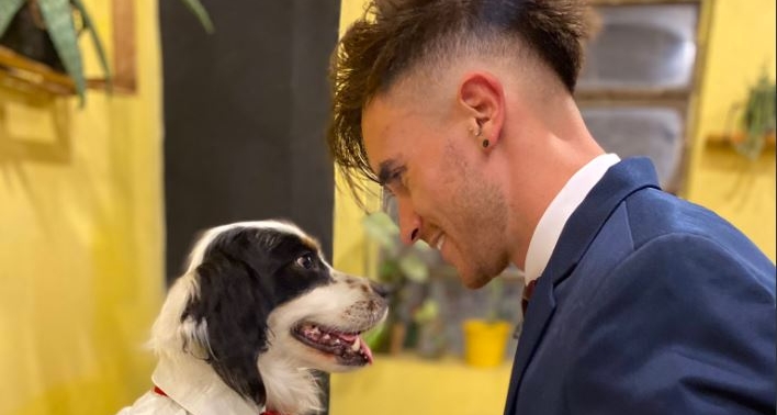 Gabriel Cárdenas logró terminar la carrera de medicina y lo celebró con su perro Potter, quien lo acompañó durante los seis años de la carrera. (Foto Prensa Libre: @gabrielito_9308)