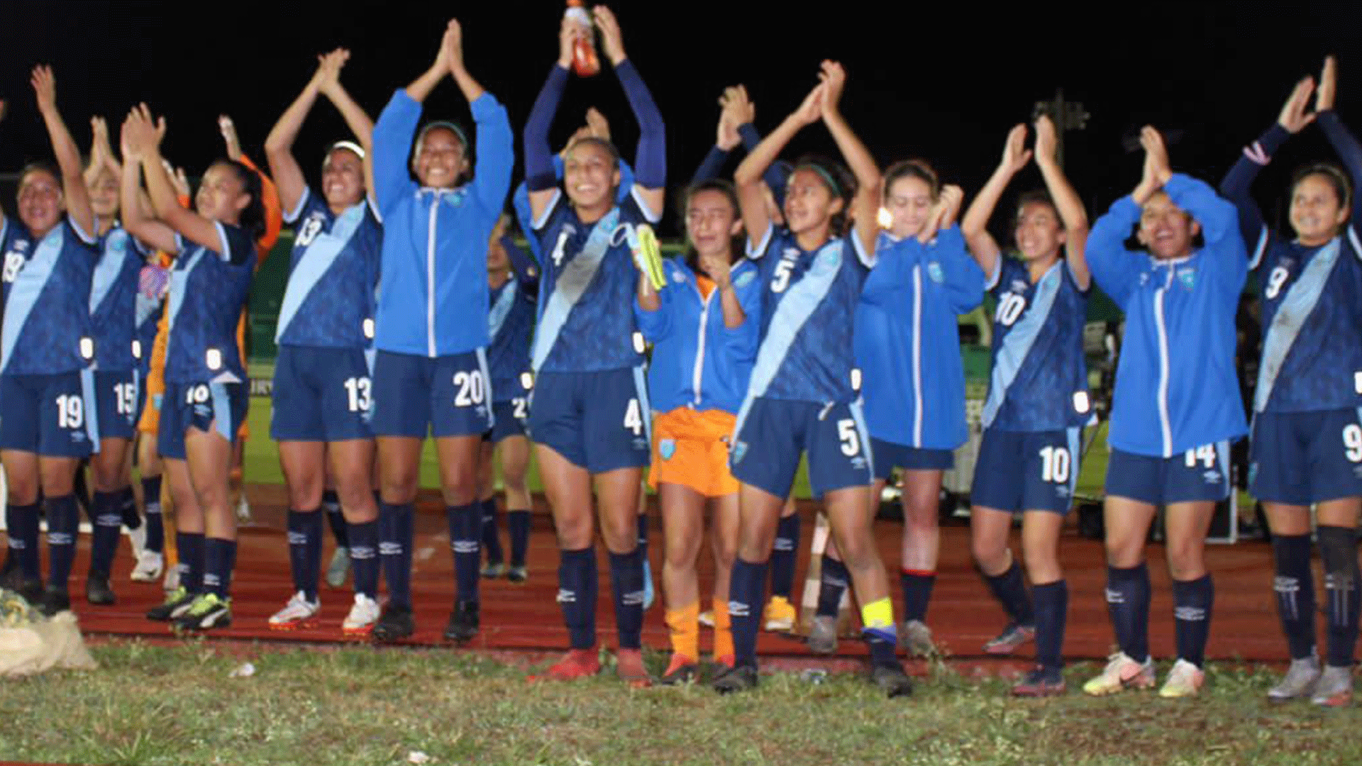 Las seleccionadas nacionales celebrando su clasificación a cuartos de final del premundial femenino, tras vencer a Bermuda. (Foto Prensa Libre: Fedefut)