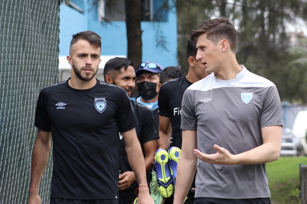 Rodrigo Saravia y Nicholas Hagen, durante la práctica de la Selección de Guatemala. (Foto Prensas Libre: Fedefut)