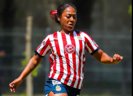 Leslie Ramírez disputó sus primeros minutos como jugadora de las Chivas al ingresar de cambio. (Foto Prensa Libre, Twitter: @ChivasFemenil) 