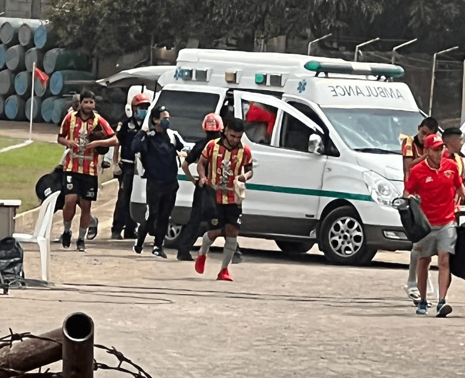 El equipo fue trasladado al estadio en ambulancias. (Foto Prensa Libre: Facebook Zacapa Tellioz)