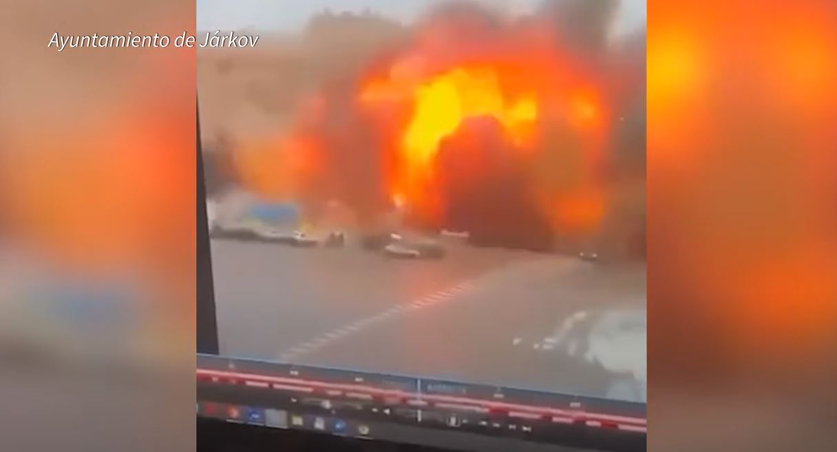 Misil ruso alcanza un edificio municipal en Járkov, Ucrania. (Foto Prensa Libre: Captura de video de YouTube)