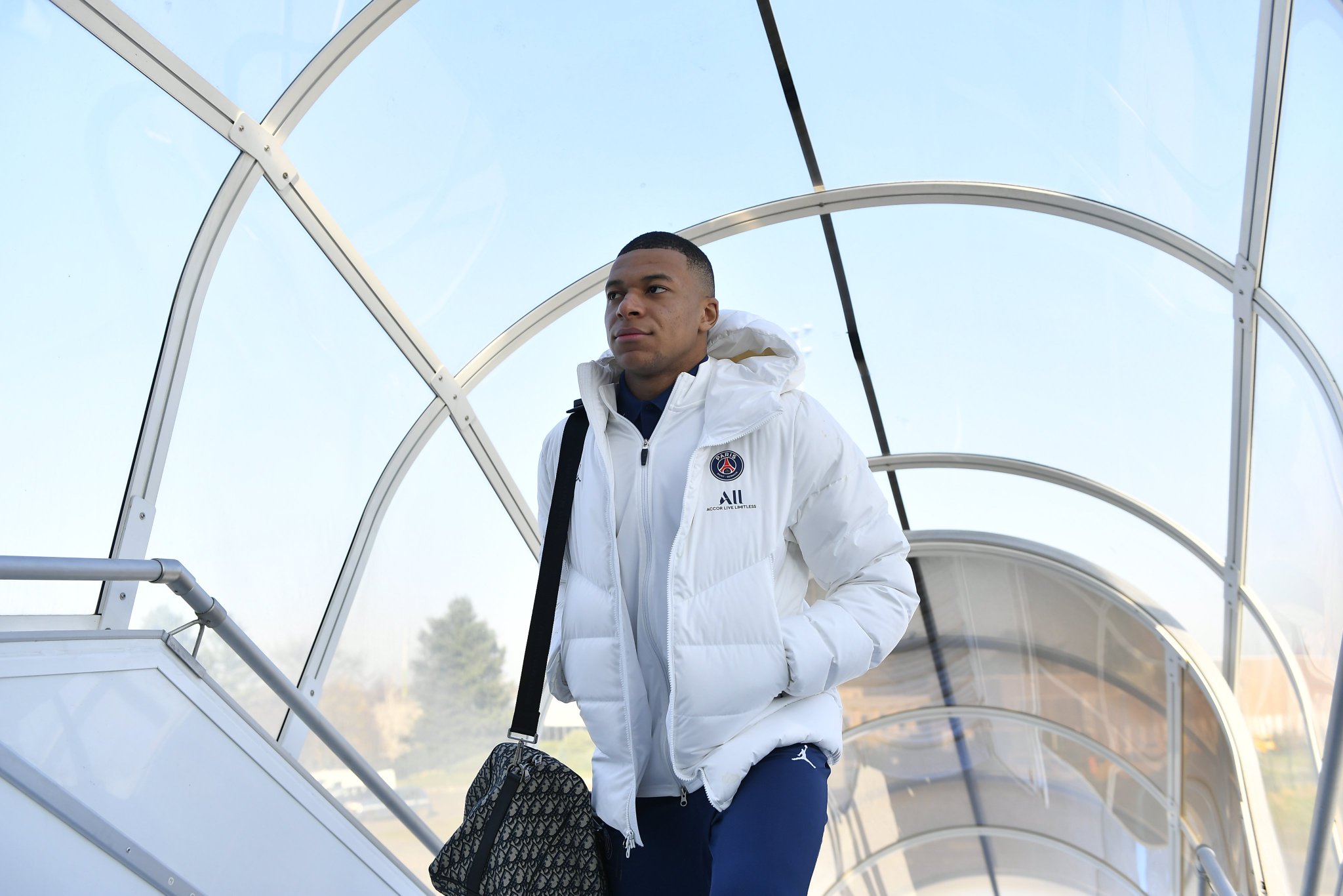 Kylian Mbappé, en el viaje de París a Madrid. (Foto Prensa Libre: Twitter @PSG_espanol)