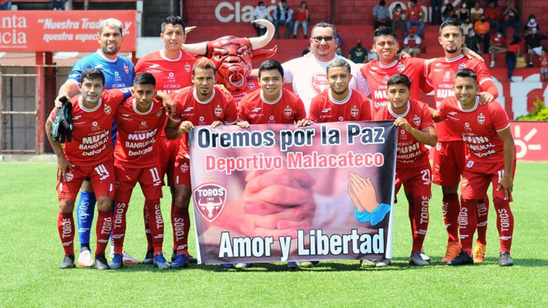 Los jugadores de Malacateco posando con una pancarta pidiendo por la paz antes de ganarle a Antigua. (Foto Prensa Libre: Facebook)