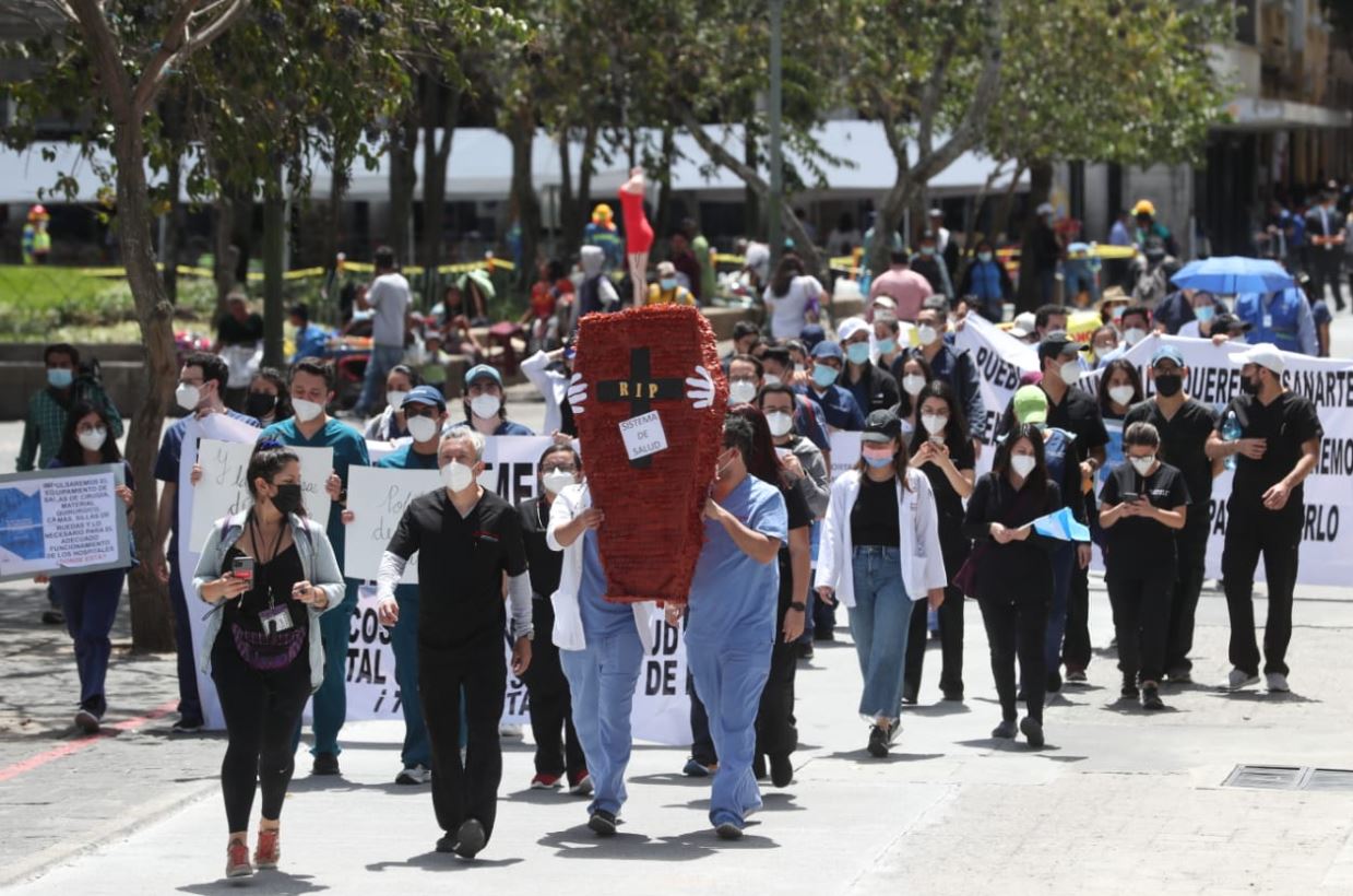 Marcha de médicos del Hospital San Juan de Dios para pedirle al presidente Alejandro Giammattei una audiencia para presentar una propuesta para acabar con la crisis hospitalaria que viven. (Foto Prensa Libre: Erick Ávila)