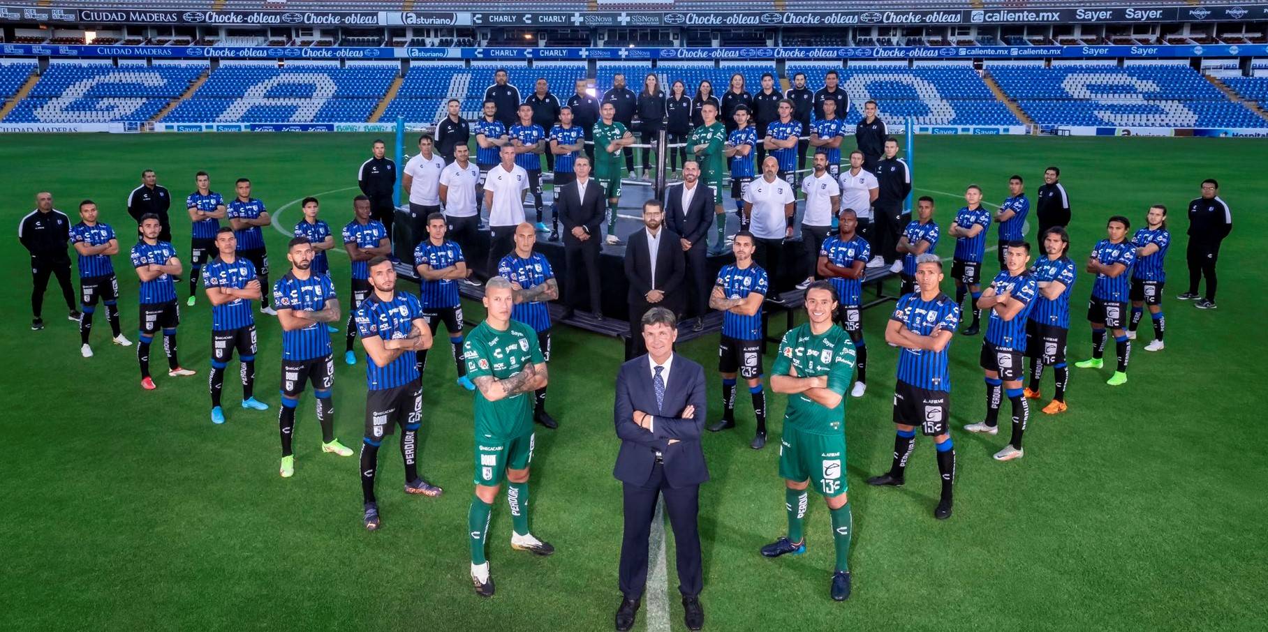 Los jugadores de Querétaro junto a su entrenador Hernán Cristante, retratados para el Clausura 2022 de la Liga MX. (Foto Prensa Libre: Twitter)