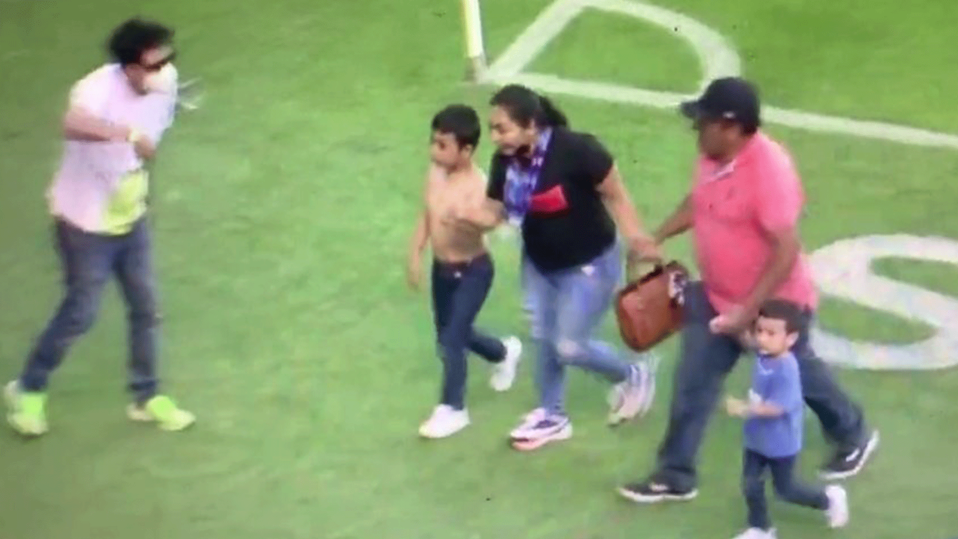 La madre de estos pequeños aficionados del Atlas, tuvo que quitarle la playera rojinegra a su hijo para que no fuera atacado por los descontrolados hinchas de Gallos Blancos. (Foto Prensa Libre; Twitter)