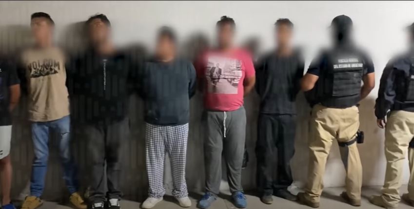 La Fiscalía General del Estado de Querétaro compartió imágenes del momento de la detención. (Foto Prensa Libre: Captura video)