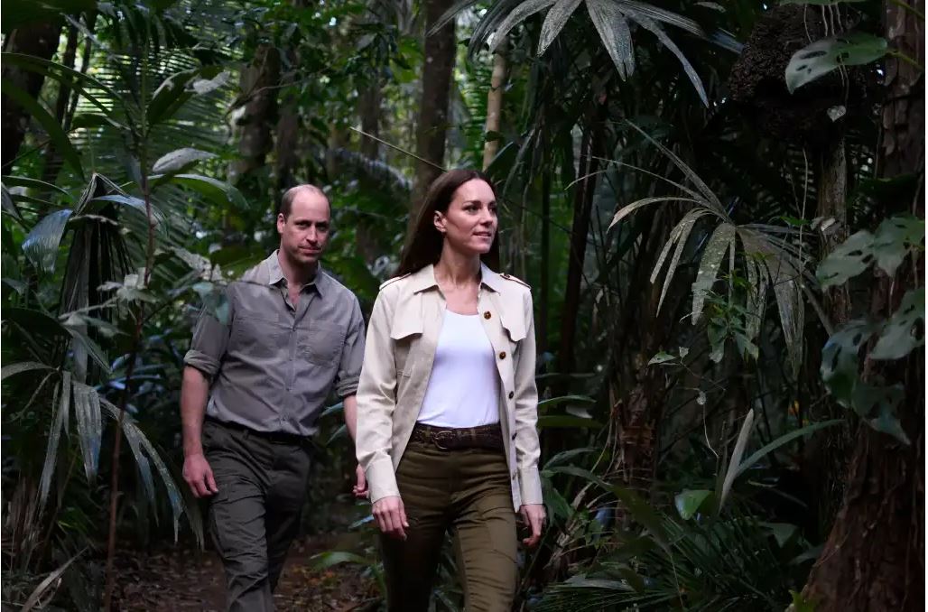 Los príncipes Guillermo y Catalina recorren la selva beliceña. (Foto Prensa Libre: AFP)