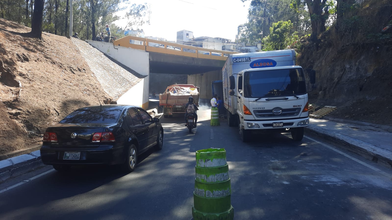 Tráiler volcado en la zona 3