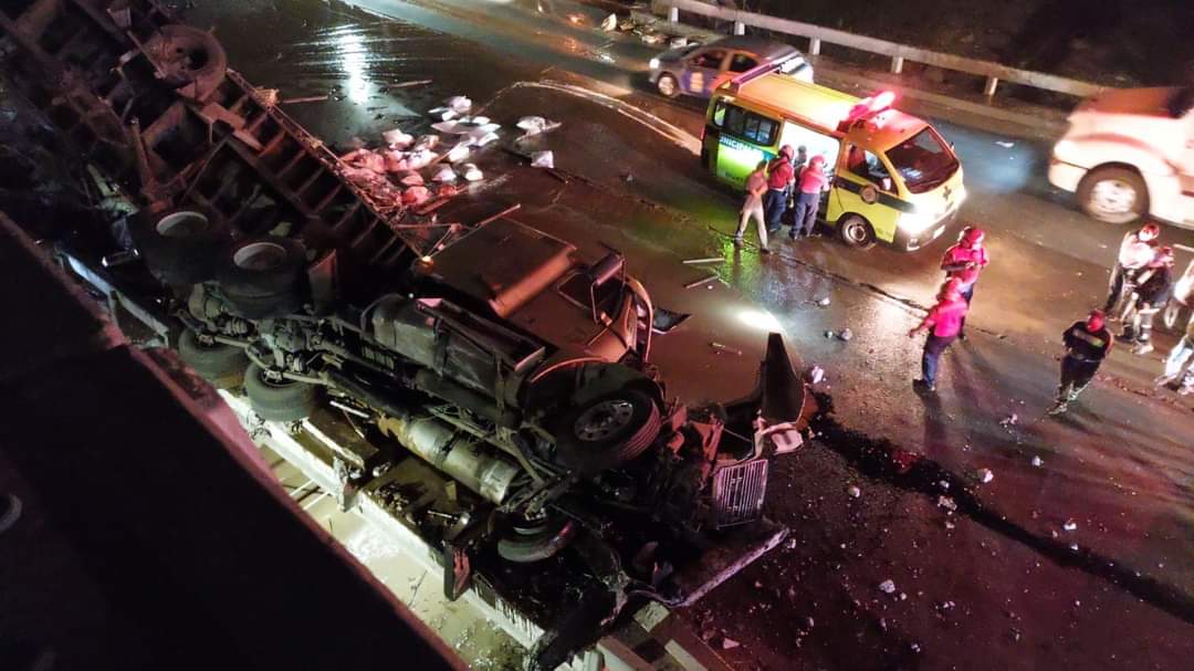 Un tráiler cayó del puente Villalobos, pero no se reportaron muertos. (Foto Prensa Libre: Bomberos Municipales)