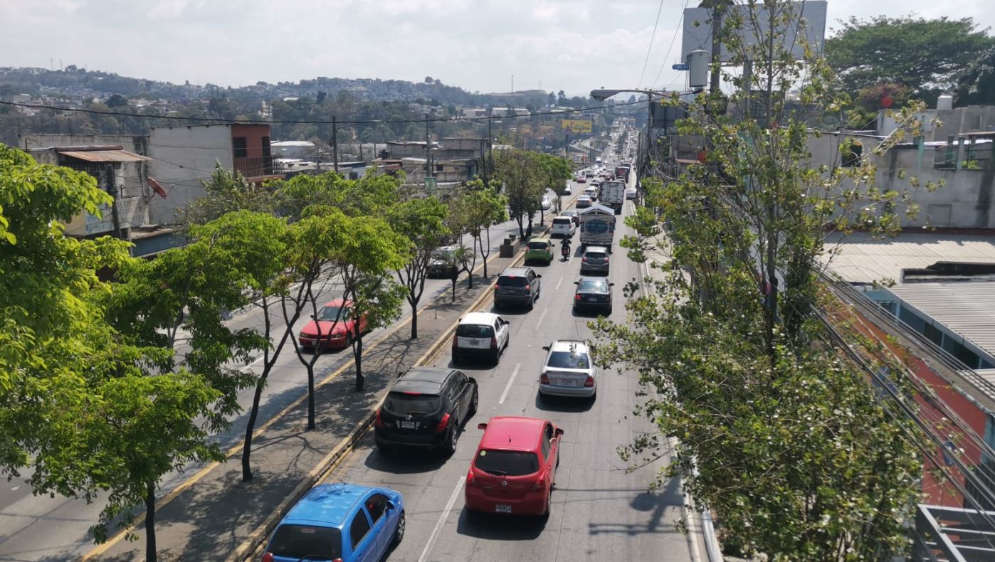 Colas por el accidente en el km 4.5 de la ruta al Atlántico, donde se accidentó un camión cisterna. (Foto Prensa Libre: Roberto López)