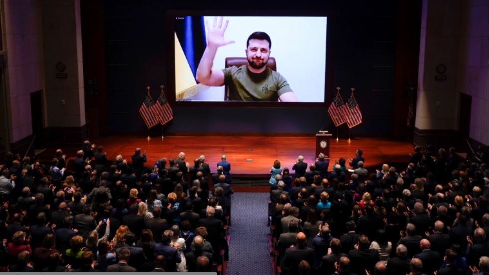 El presidente de Ucrania, Volodímir Zelenski, es ovacionado en el Congreso de EE.UU. (Foto Prensa Libre: EFE)
