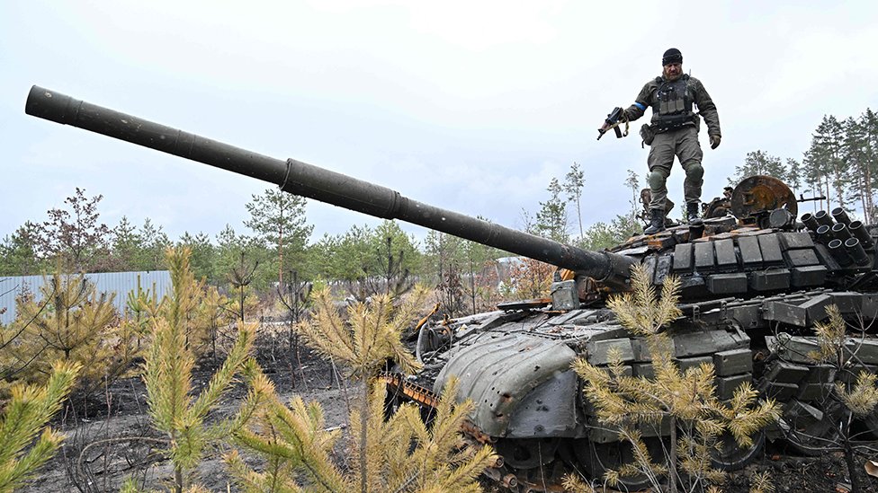 Un soldado ucraniano sobre un tanque ruso destruido a las afueras de Kiev. GETTY IMAGES