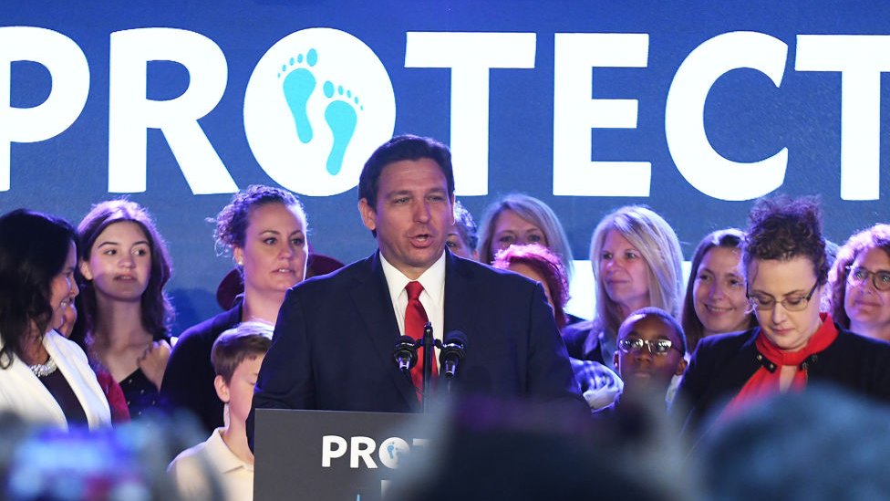 Ron DeSantis, gobernador de Florida, enmendó la agenda de una sesión especial para considerar un proyecto de ley que eliminaría el "gobierno propio" de Disney.
REUTERS