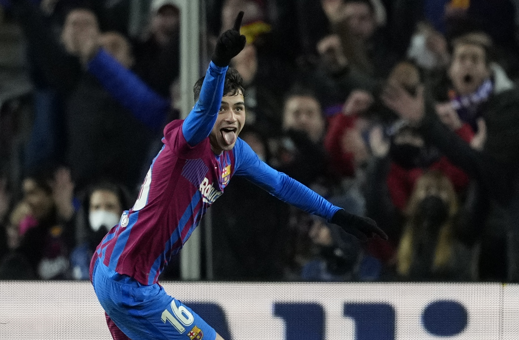  El centrocampista del FC Barcelona Pedro González "Pedri" celebra su gol, primero del equipo, durante el encuentro de la jornada 30 de Liga en Primera División que FC Barcelona y Sevilla FC juegan hoy domingo en el Camp Nou, en Barcelona. Foto Prensa Libre (EFE)