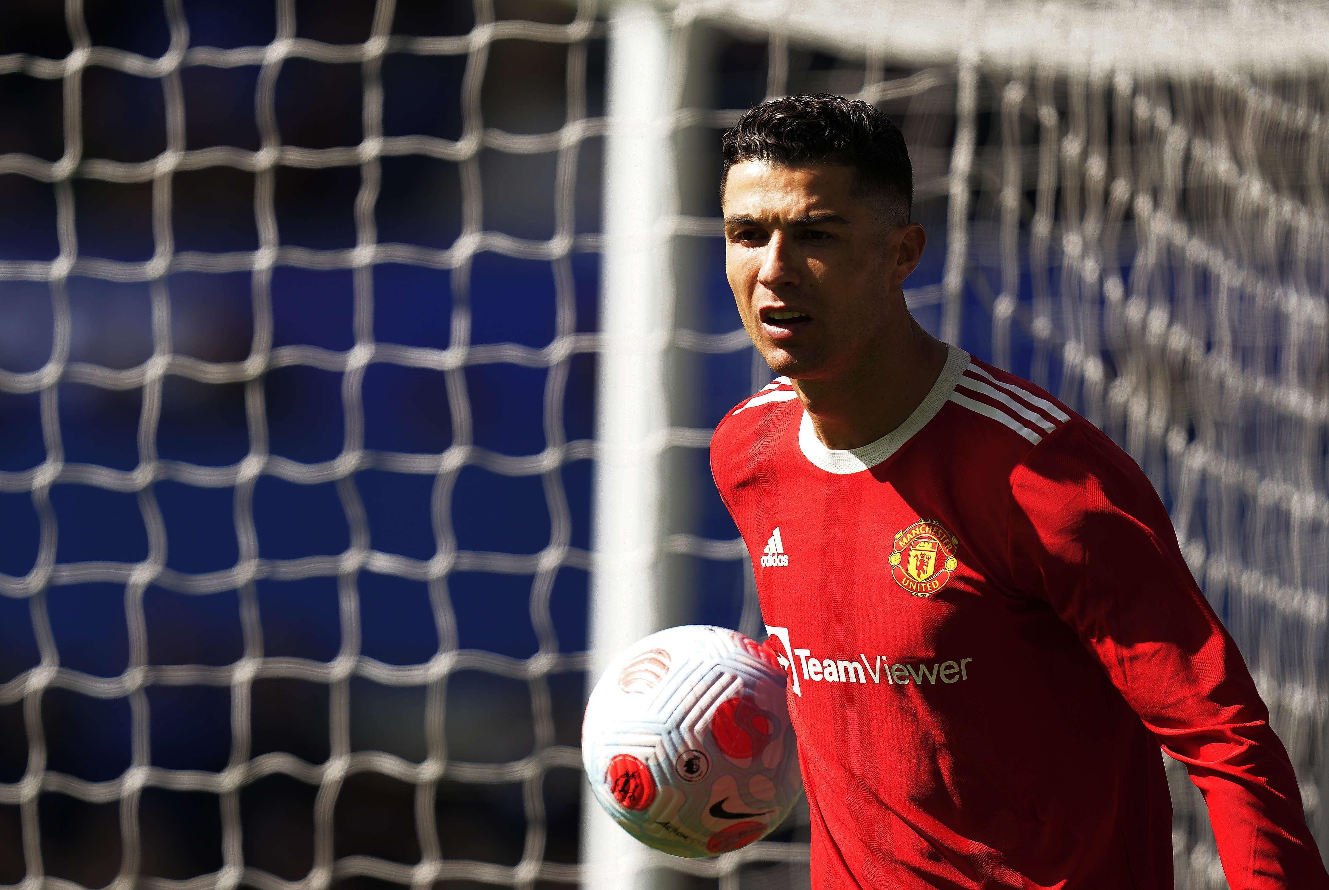 Cristiano Ronaldo protagonizó el hecho ayer después de finalizado el partido contra el Everton. Foto Prensa Libre (EFE)