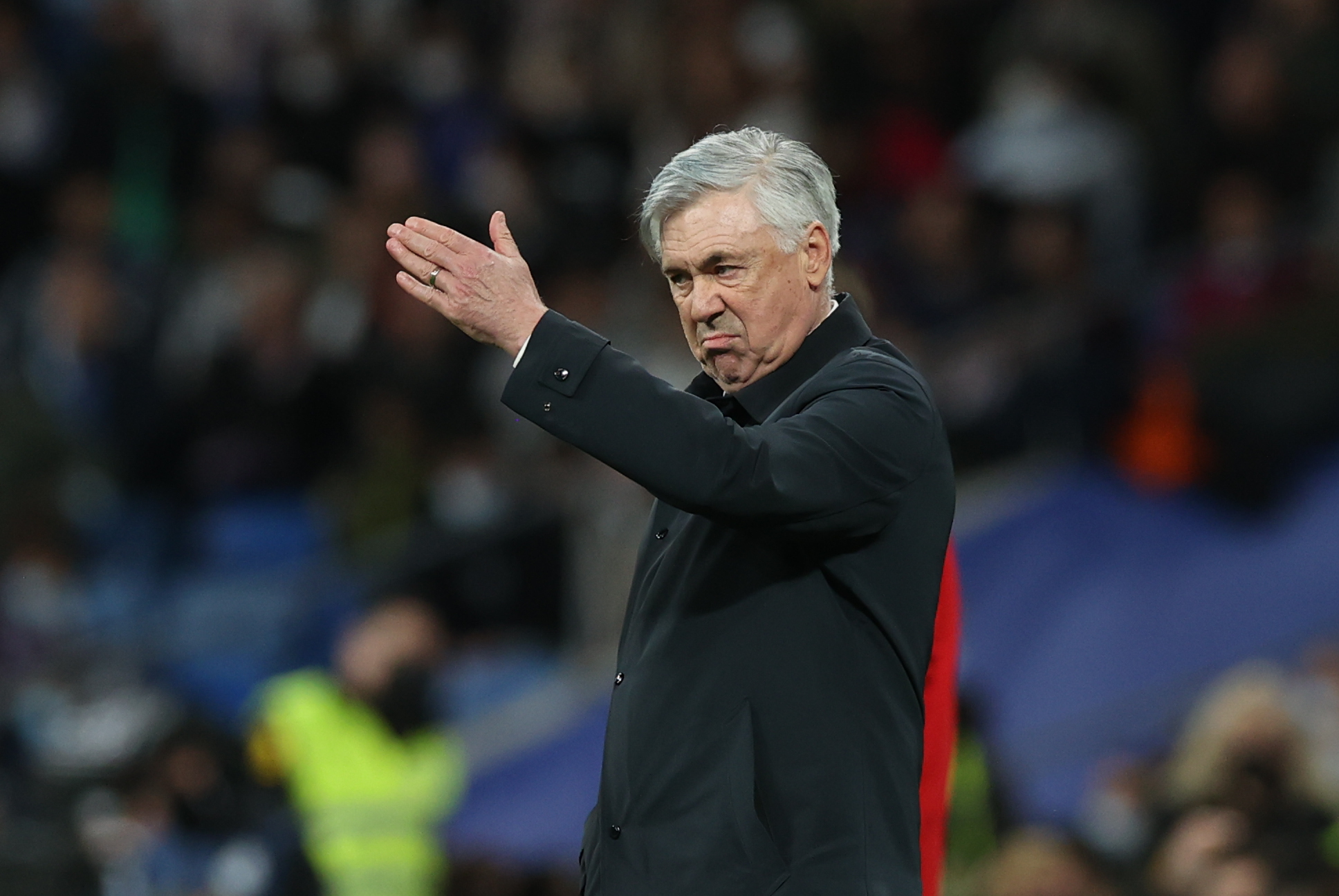 El entrenador italiano del Real Madrid Carlo Ancelotti da instrucciones a sus jugadores durante el partido de Liga ante el Getafe. (Foto Prensa Libre: EFE)