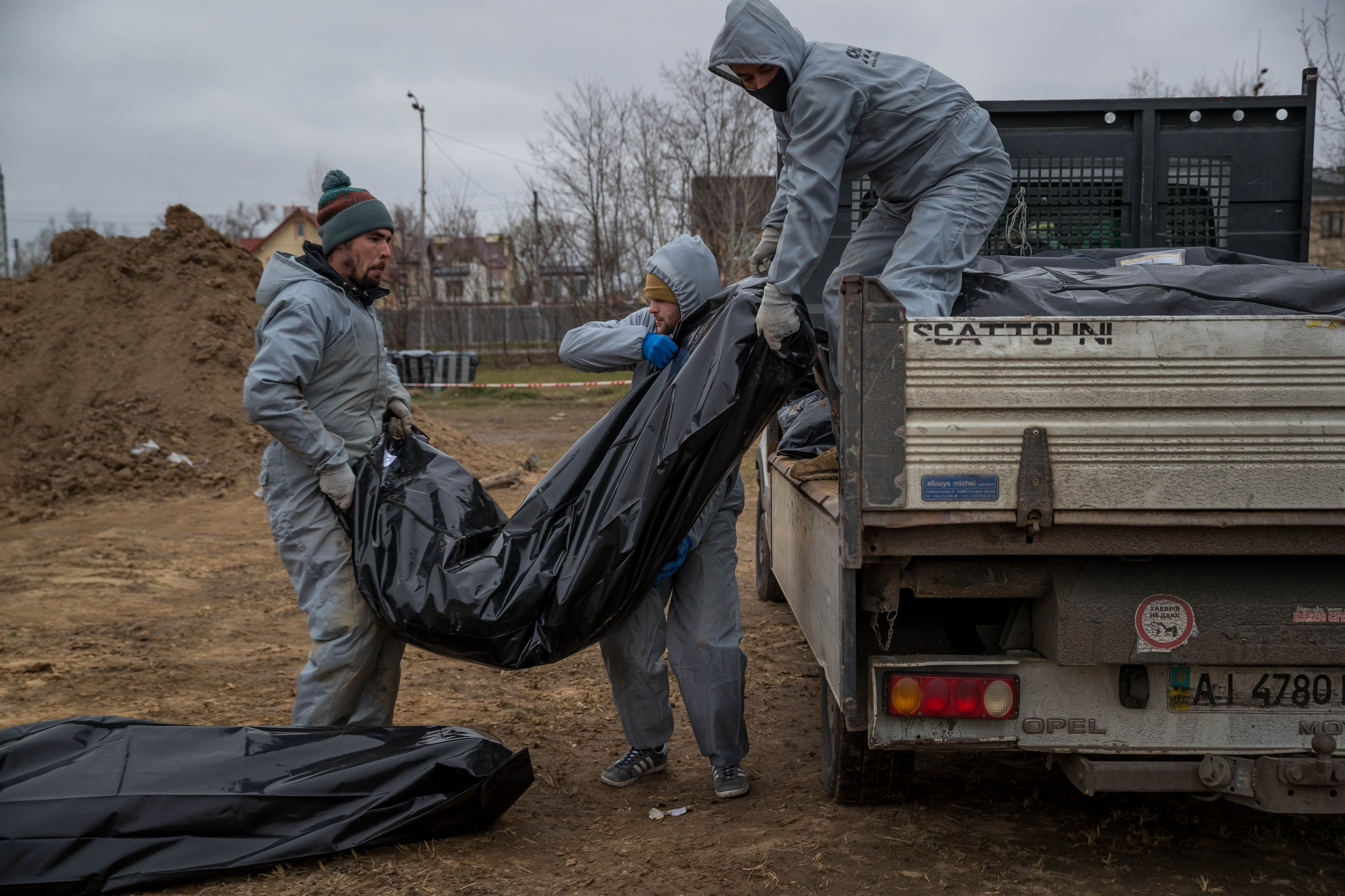 -FOTODELDIA- AME937. BUCHA (UCRANIA),  Autoridades forenses recogen cadáveres envueltos en plásticos para su traslado a la morgue, EFE/ Miguel Gutiérrez