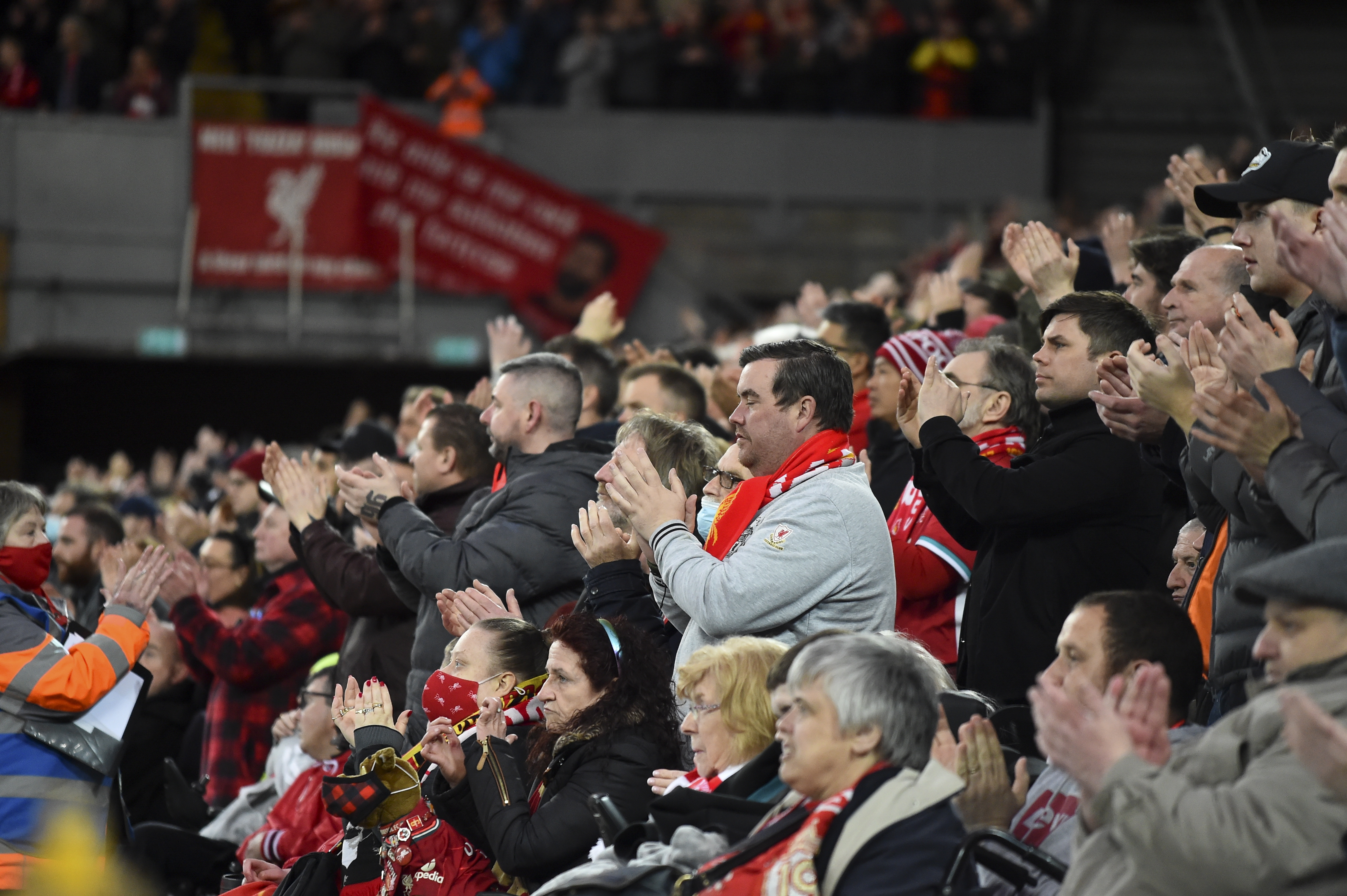 Aficionados en Anfield enviaron su cariño a Cristiano Ronaldo. (Foto Prensa Libre: EFE)