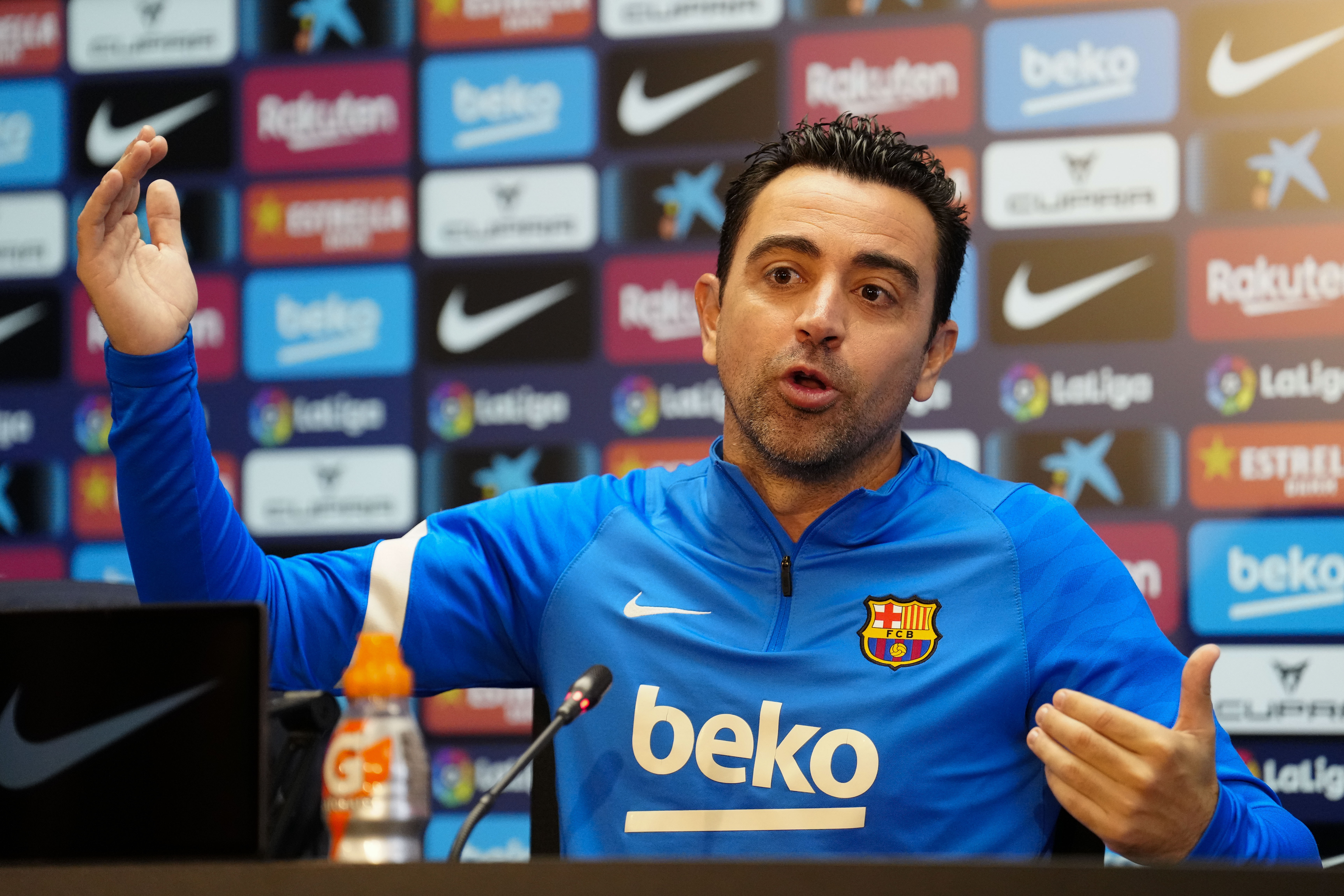 El entrenador del FC Barcelona, Xavi Hernández, da una rueda de prensa tras dirigir un entrenamiento del equipo en las instalaciones del club en Sant Joan d'Espi este sábado en la víspera del partido de LaLiga Santander contra el Rayo Vallecano. Foto Prensa Libre (EFE)