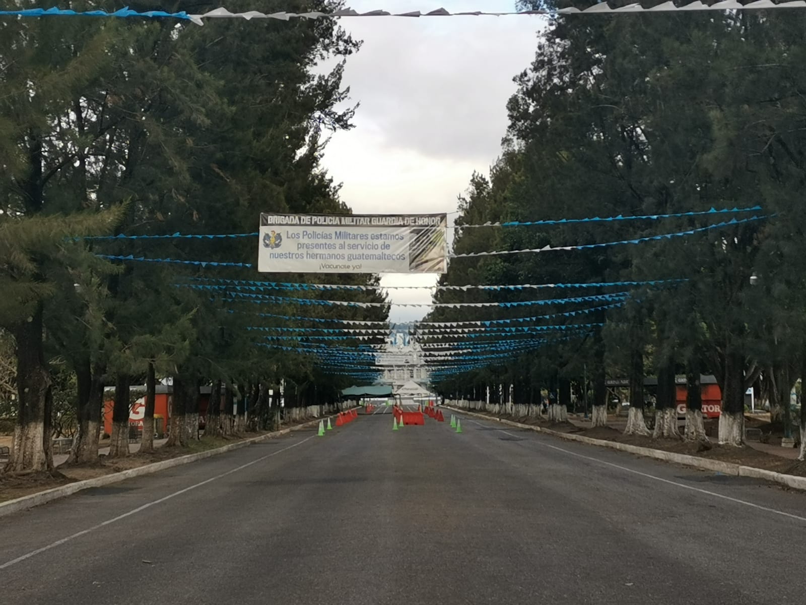 Este es el ingreso al Campo Marte, donde hay un puesto de vacunación este 9 y 10 de abril. Foto Prensa Libre: Maria José Bonilla.