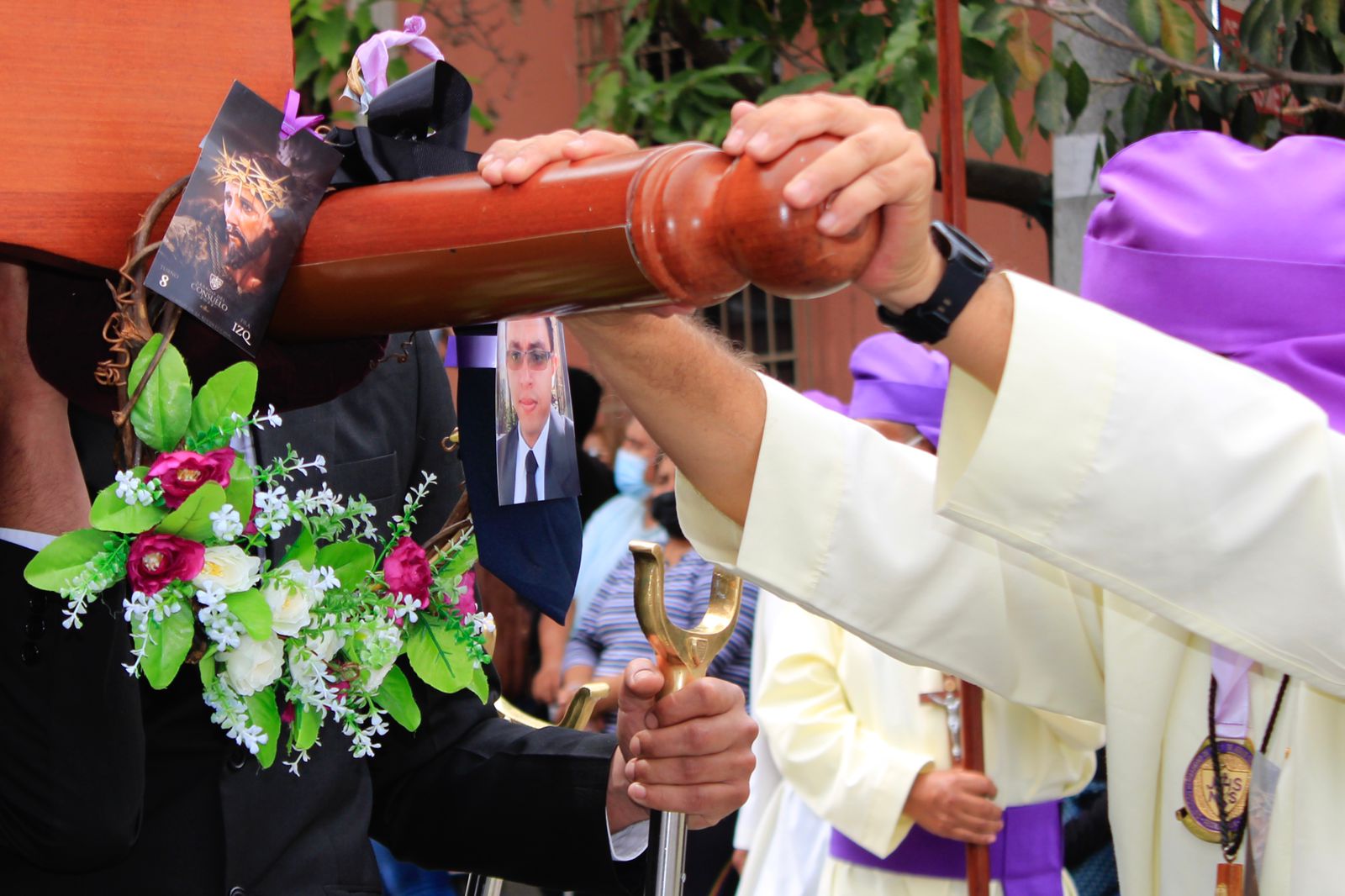 De esta forma una madre guatemalteca le rindió un homenaje póstumo a su hijo, devoto de Jesús del Consuelo, quien murió de cáncer recientemente. Foto Prensa Libre: Elmer Vargas. 