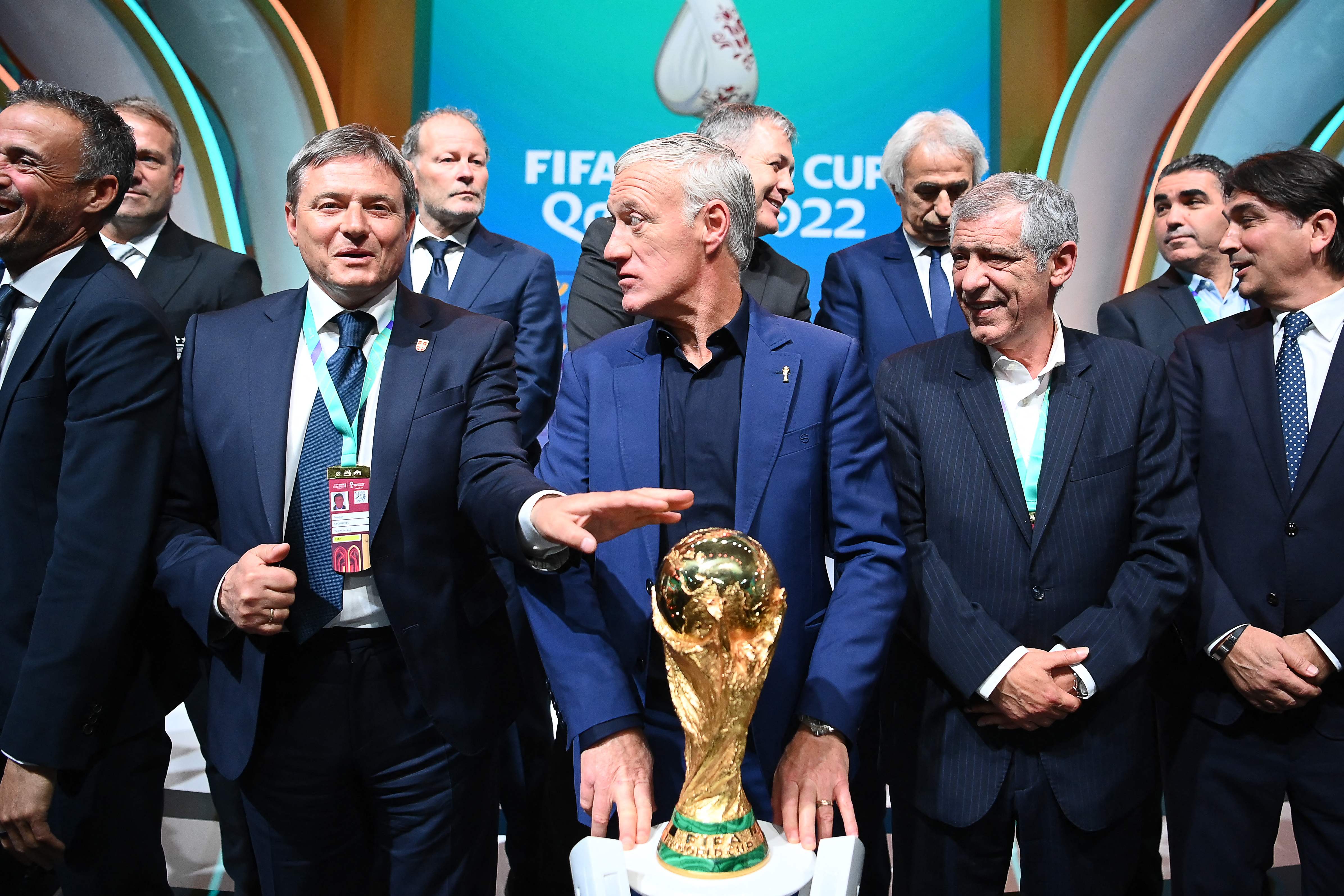 El entrenador de Francia, Didier Deschamps, durante la exhibición del trofeo del Mundial en  Doha. "Les Bleus" intentarán revalidar el título de campeón en Qatar. (Foto Prensa Libre: AFP)