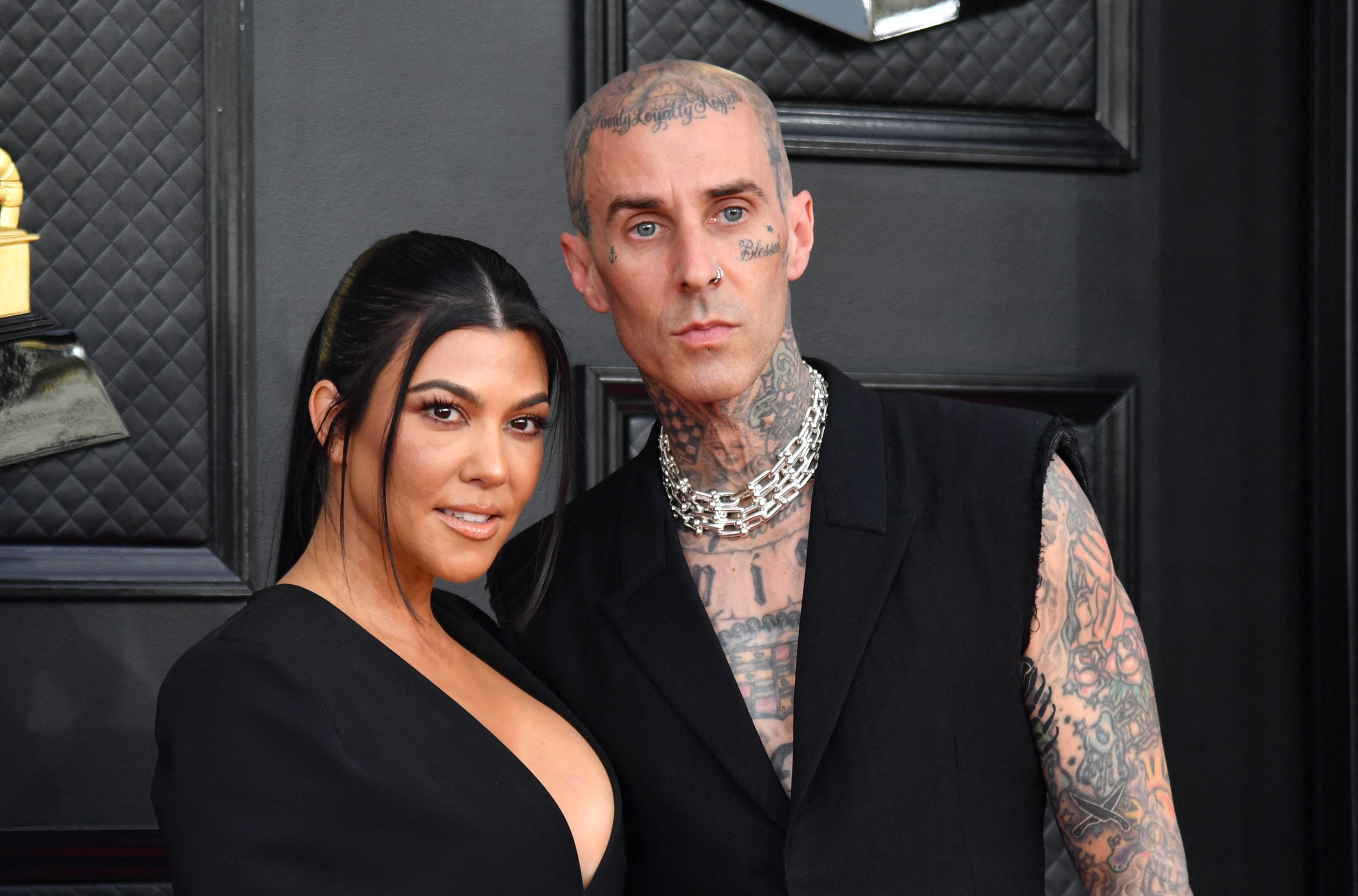 Kourtney Kardashian y Travis Barker esperan su primer hijo. Su primera boda fue luego de la ceremonia de los Premios Grammy 2022. (Foto Prensa Libre: ANGELA  WEISS / AFP)