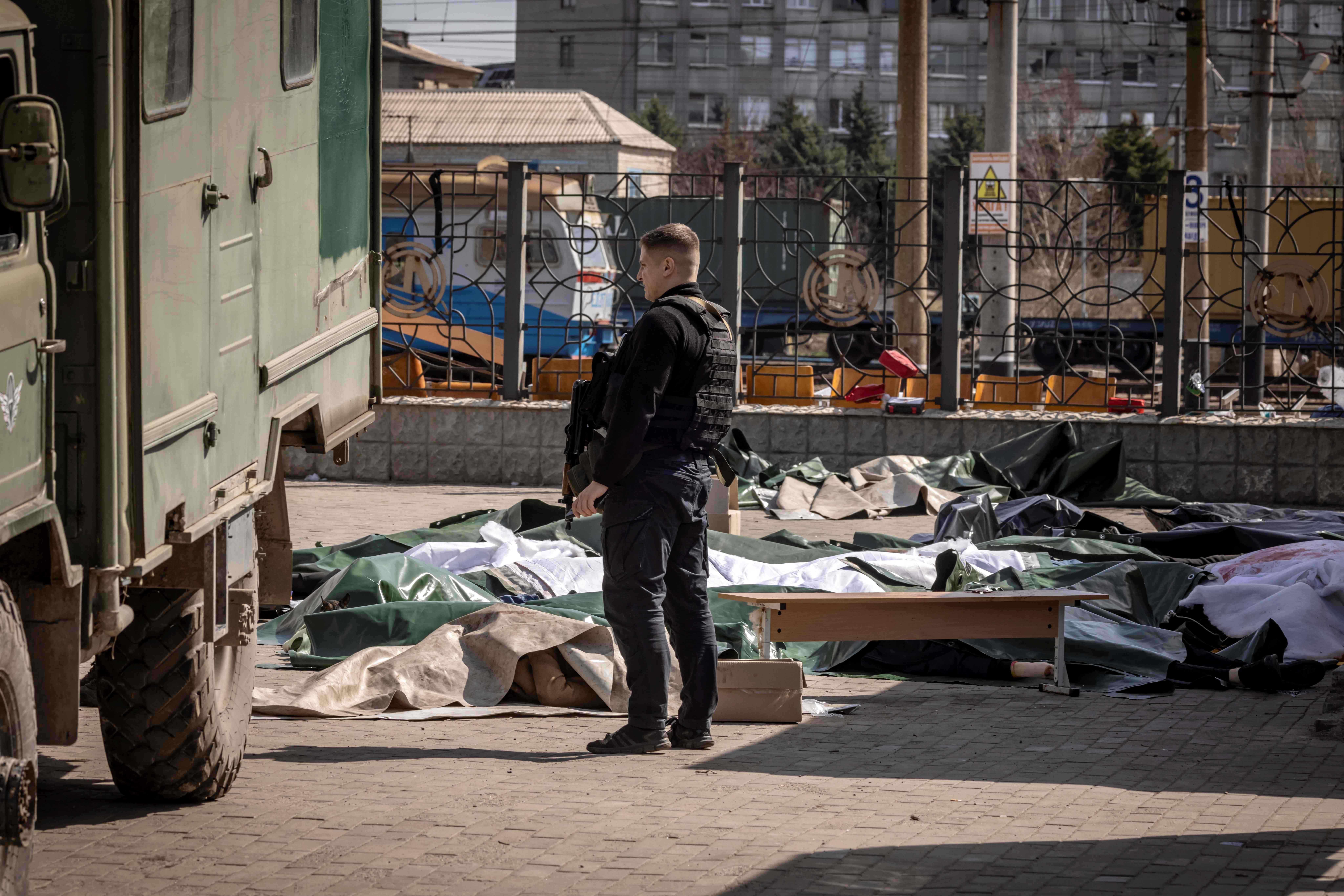 Un policía de Ucrania está frente a decenas de muertos que ocasionó el ataque con un misil a una estación de tren en Kramatorsk, Ucrania. (Foto Prensa Libre: AFP)