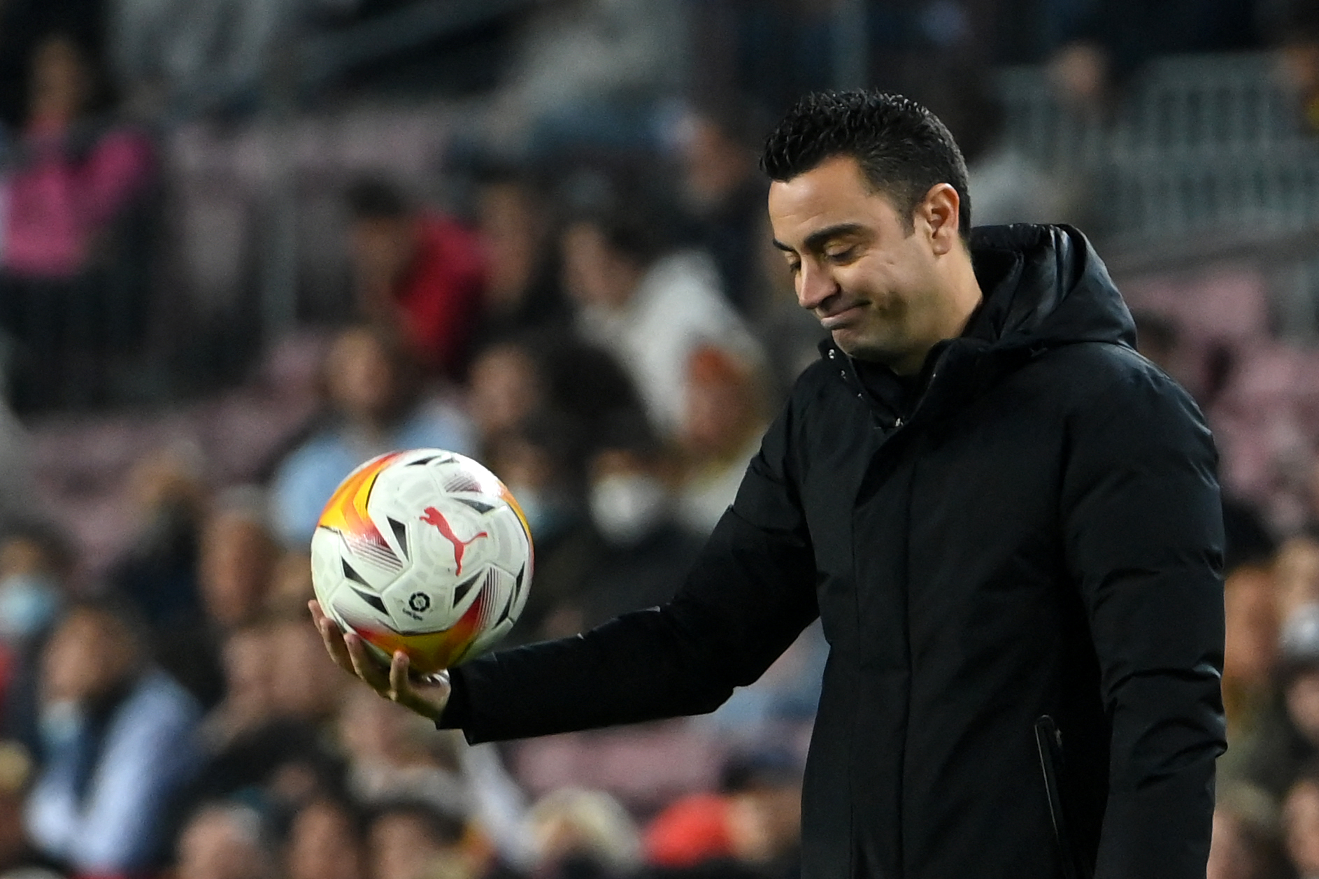 Xavi Hernández, durante el juego entre Barcelona y Cádiz. (Foto Prensa Libre: AFP)